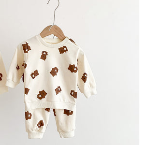 Unisex joggers set in a teddy bear print. 0-6 months, 6-9 months, 9-12 months, 12-18 months, 18-24 months. Toddler stylish clothing at Bel Bambini baby boutique.