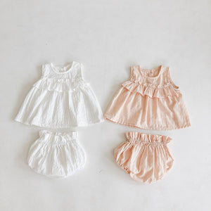 Baby girls summer set. Sleeveless top and bloomers in % cotton. Light and breathable making it perfect for the hot weather. 