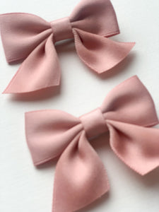 Satin hair bows for girls come in a pack of two. Pretty styles and pretty hair to compliment your stylish tots outfits. Perfect for the festive season.