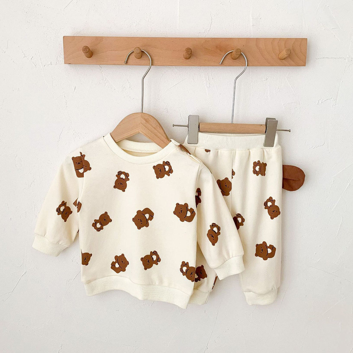Boys lounge set with the cutest teddy bear print. Sweater asnd joggers for boys aged 0-2 years. Shop our comfortable and stylish collections for babies and toddlers.