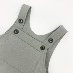Adjustable button fastenings to the shoulder straps to allow for growth. Available in sizes 0-6., 6-9m, 9-12m, 12-18m, 18-24m. Dove grey dungarees exclusive to Bel Bambini baby boutique.