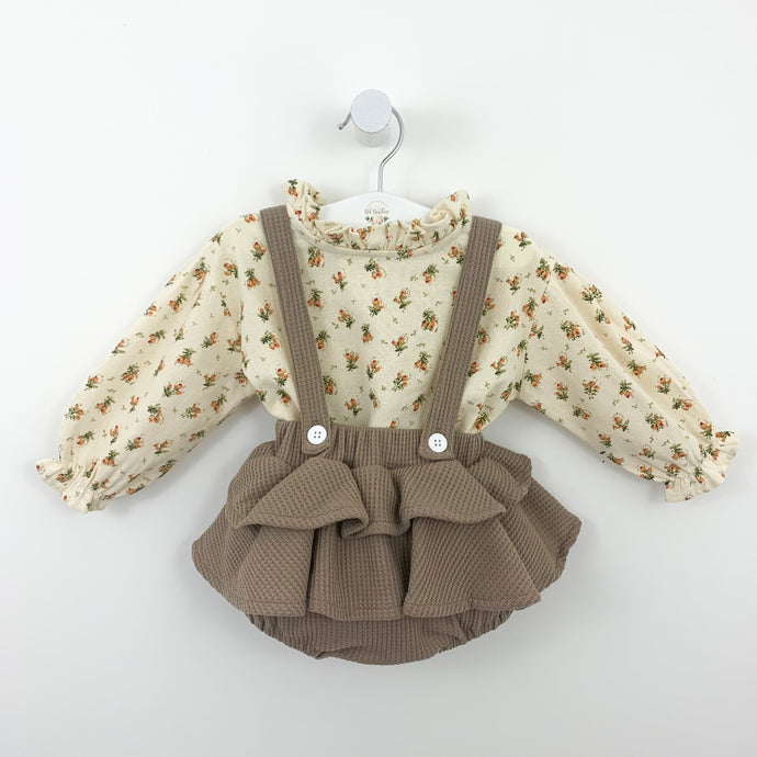 Baby girls long sleeve shirt and frilly bloomers set. Shirt is made up in an apricot floral print and the bloomers come in mocha. Stylish and beautiful outfit for baby girls and toddlers.