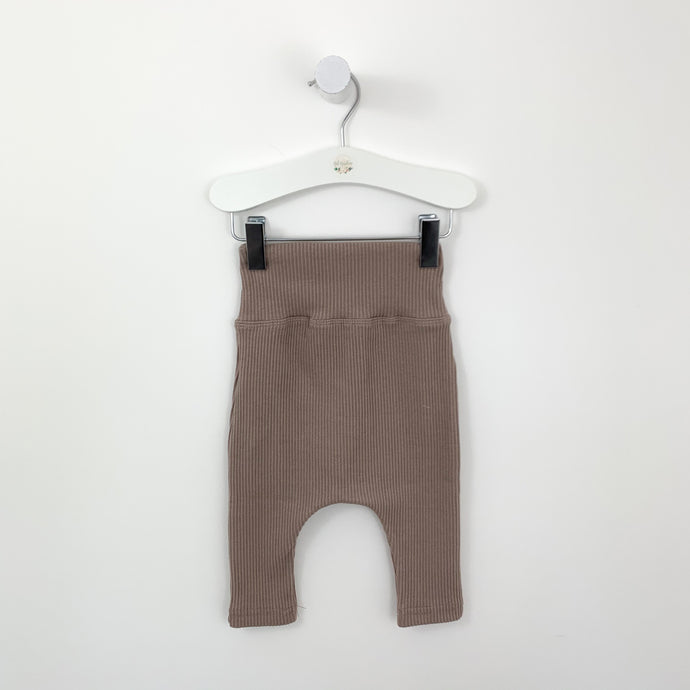 The comfiest rib leggings for baby boys with a double waistband. Made from a supersoft stretchy fabric for extra comfort and everyday wear. 0-24 months.