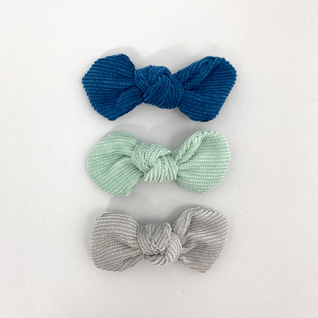 Baby girls hair clips in a pack of three. Variety of colours available. Toddler hair clips. Exclusive to Bel Bambini baby boutique.