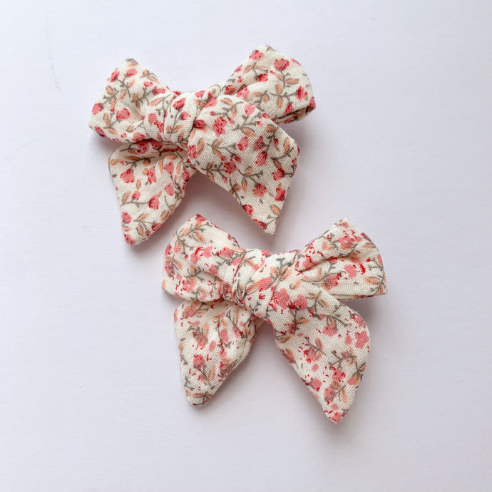 Pink Floral bow hair clips for girls made in a soft cotton linen fabric, matched perfectly to our girls collection outfits. Exclusive to Bel Bambini baby and toddler boutique.