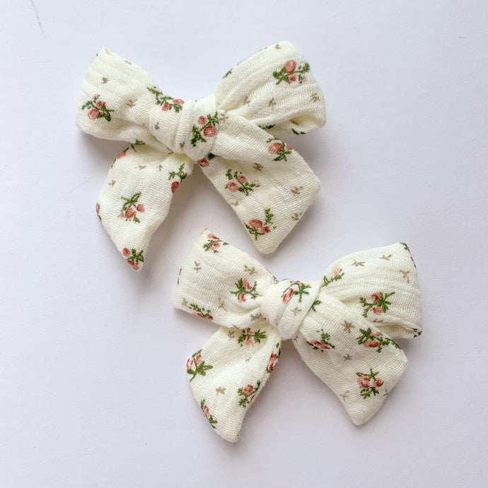 Ivory Floral bow hair clips for girls made in a soft cotton linen fabric, matched perfectly to our girls collection outfits. Exclusive to Bel Bambini baby and toddler boutique.
